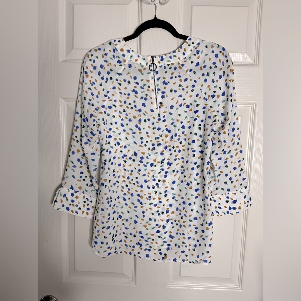 Serrín White and Blue Fitted Blouse with 3/4 Sleeves and Bib Collar - Picture 14 of 15